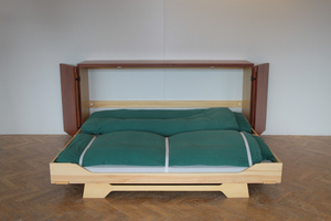 En smuk løsning på sengeproblemet - få en fold ud seng, selv i en spisestue.