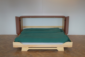 En smuk løsning på sengeproblemet - få en fold ud seng, selv i en spisestue.